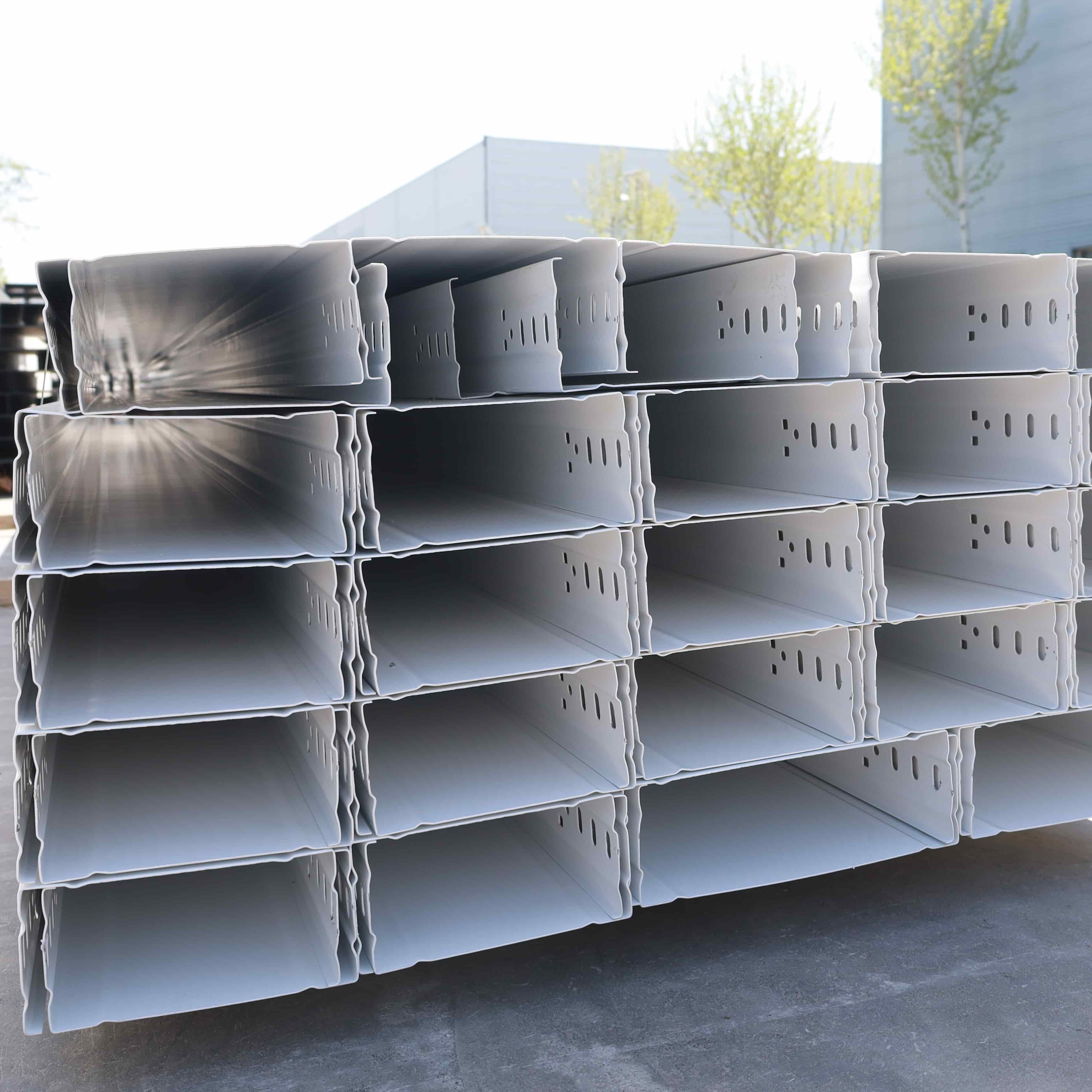 Daraja la kebo ya aina ya trei